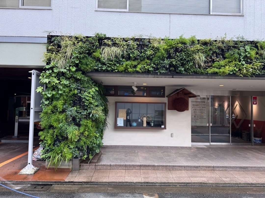 豊島屋ビル1階エントランスを囲む壁面緑化