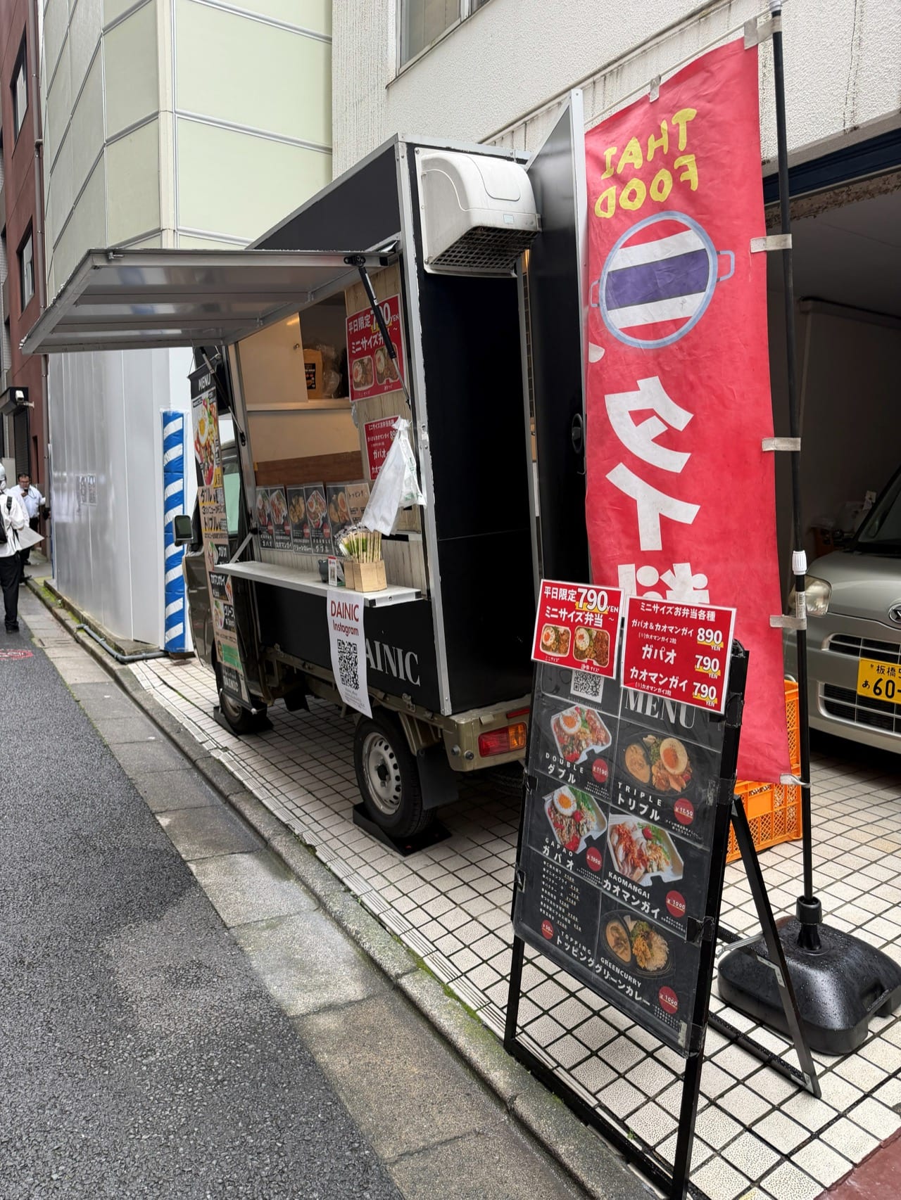 Rita-Officeのビル下駐車場に出店するタイ料理キッチンカーDAINIC