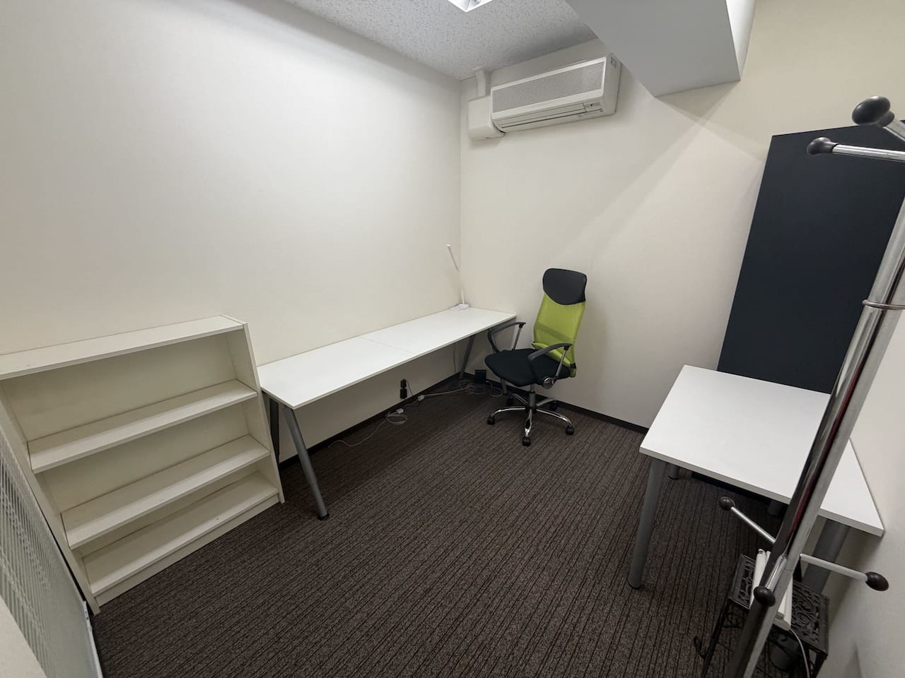 Rita-Officeの完全個室。デスクとチェア、書棚、個別エアコンを備えた個室内の様子